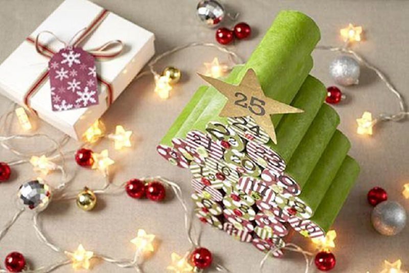 Quanto manca a Natale? Prepara il Calendario dell'Avvento fai da te e inizia il conto alla rovescia rotolo carta igienica cartone dipinti verde stella dorata oro 25 palline natalizie rossa argento glitter luci pacco regalo 