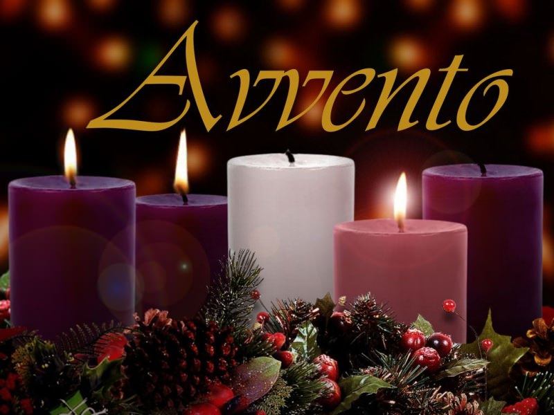 Il significato dell'Avvento, i colori, il calendario e la corona preparazione natale candele viola bianca corona fiamma candela accesa pigna vischio 