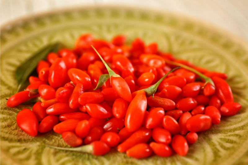 piatto ceramica con bacche di goji fresche