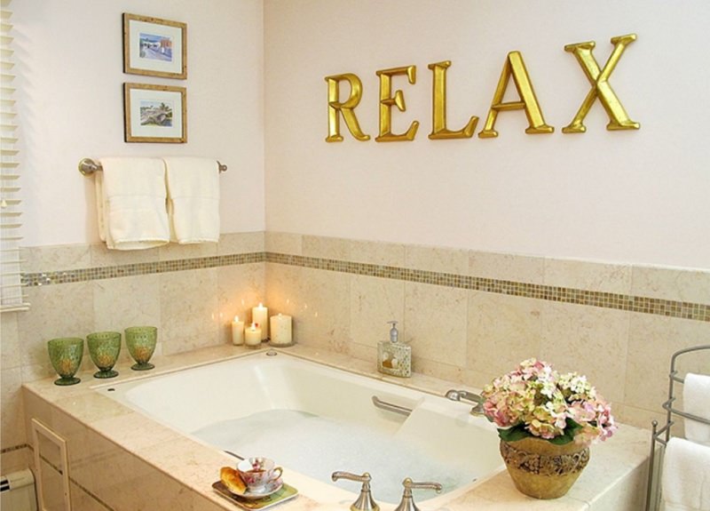 3 consigli per il relax in bagno stanza vasca quadri scritta relax oro asciugamani piastrelle mosaico bicchieri vetro verde candele cero fiamma accesa schiuma tazza ceramica tisana rubinetti vaso fiori ortensia rosa