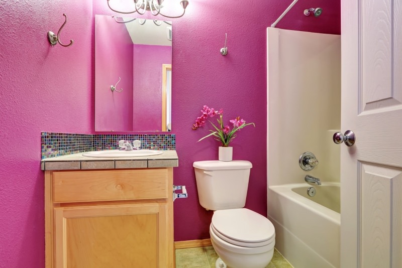 bagno colorato rosa shocking fucsia fiori luce