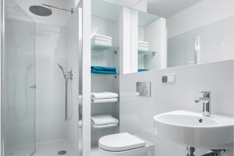 sanitari bianchi puliti soffione doccia porta vetro 