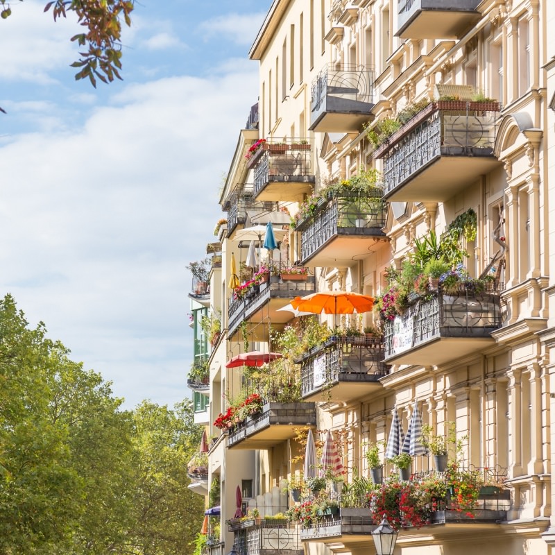 balconi colorati piante fiori palazzo europeo