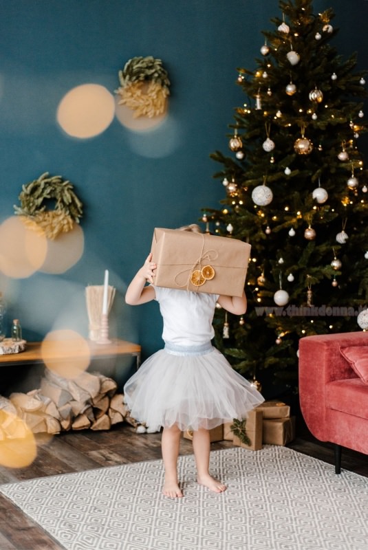 albero di natale decorazioni oro bianco bambina tut tulle pacco regalo fette arancia essiccate luci