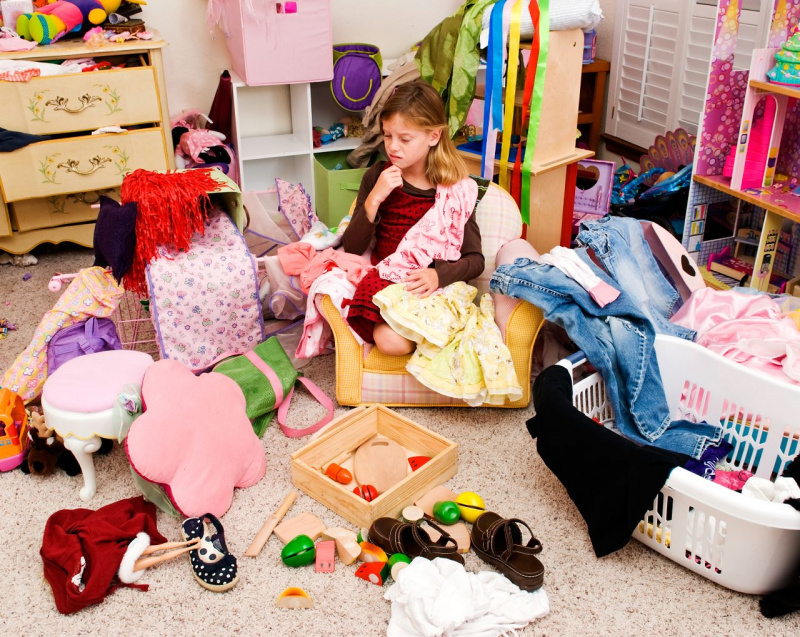 disordine e caos di vestiti giocatto cameretta bambina