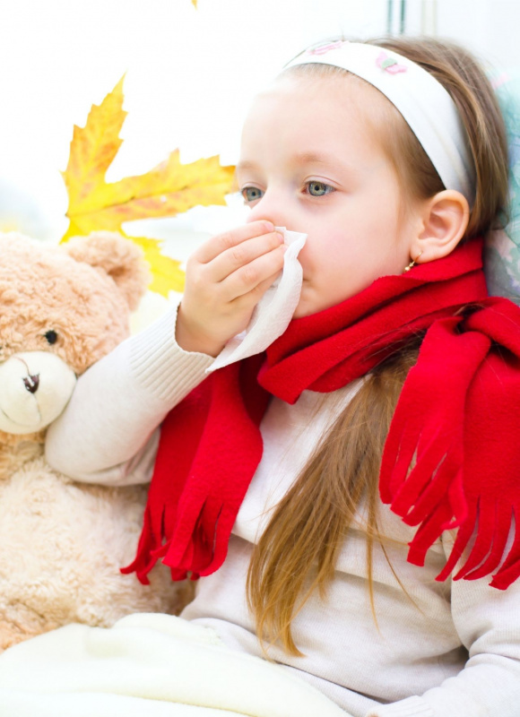 raffreddore naso che cola bambina pulisce naso da sola con fazzoletto orsetto peluche