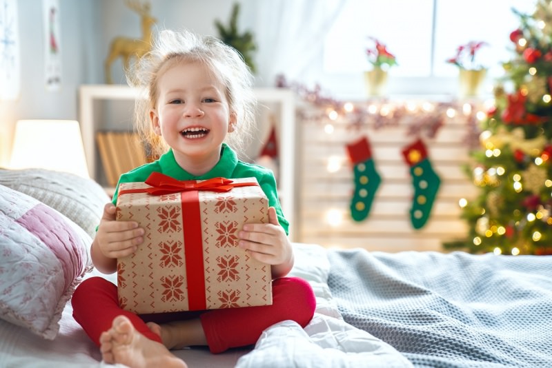 bimba sorridente calza di natale regalo