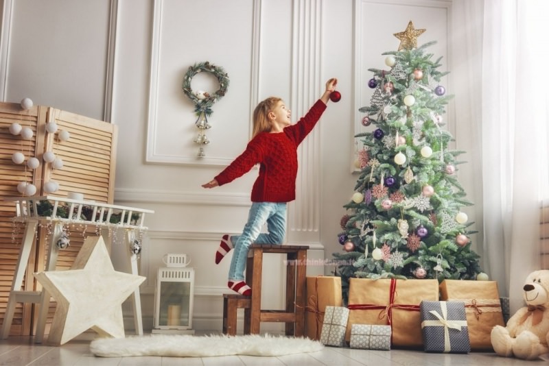 decorazioni natalizie bambina decora albero di natale pallina rossa 