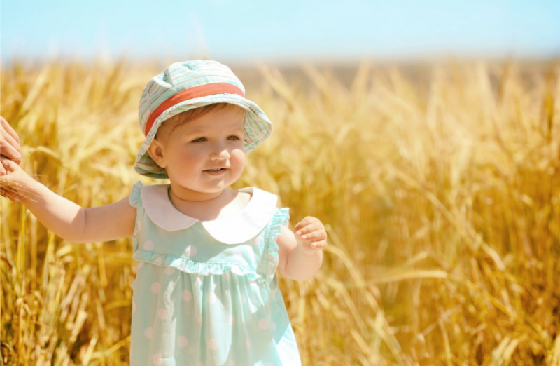 bella bimba vestitino estivo cappello cotone campo di grano