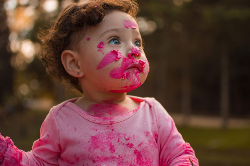 bambina con macchie rosa pennarelli colori 