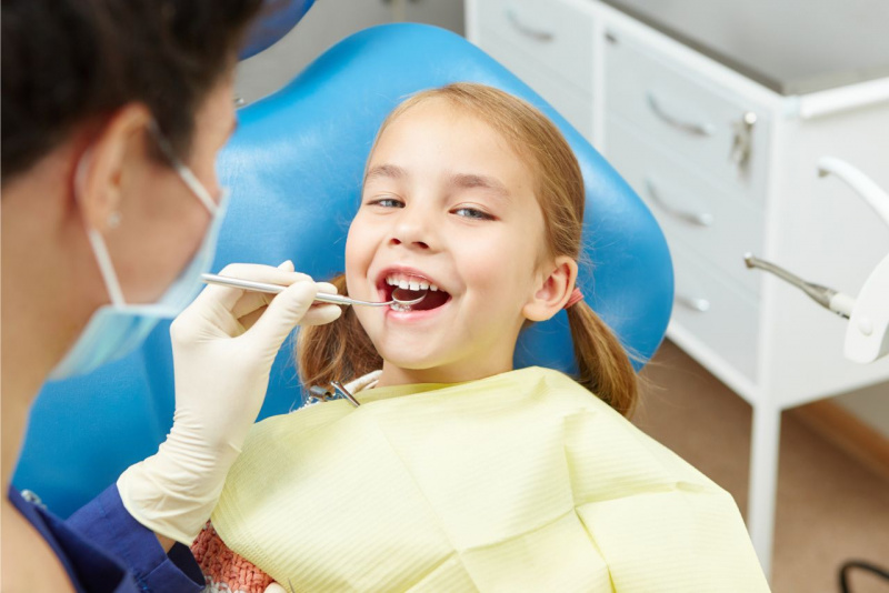 seduta dal dentista cura odontoiatra bambina 