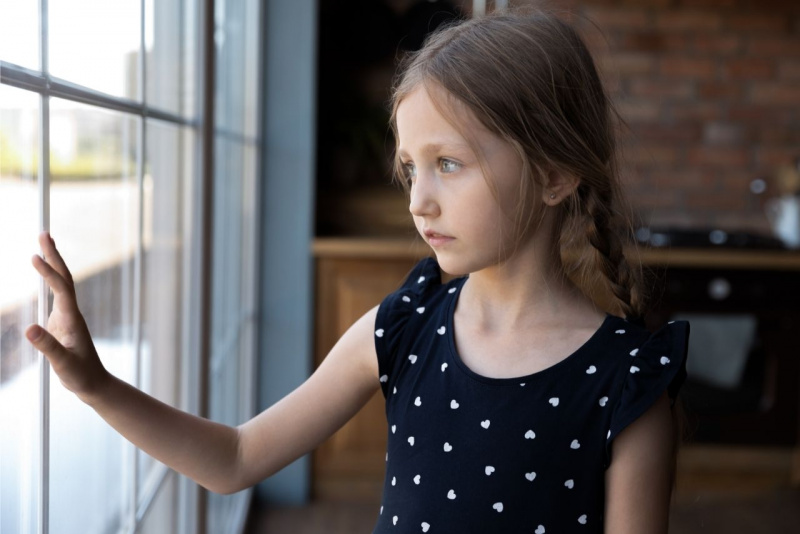 bella bambina davanti finestra vetri cucina timidezza