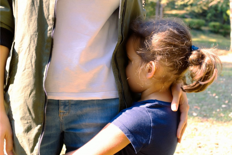 piccola bambina abbraccia il padre perch prova imbarazzo jeans