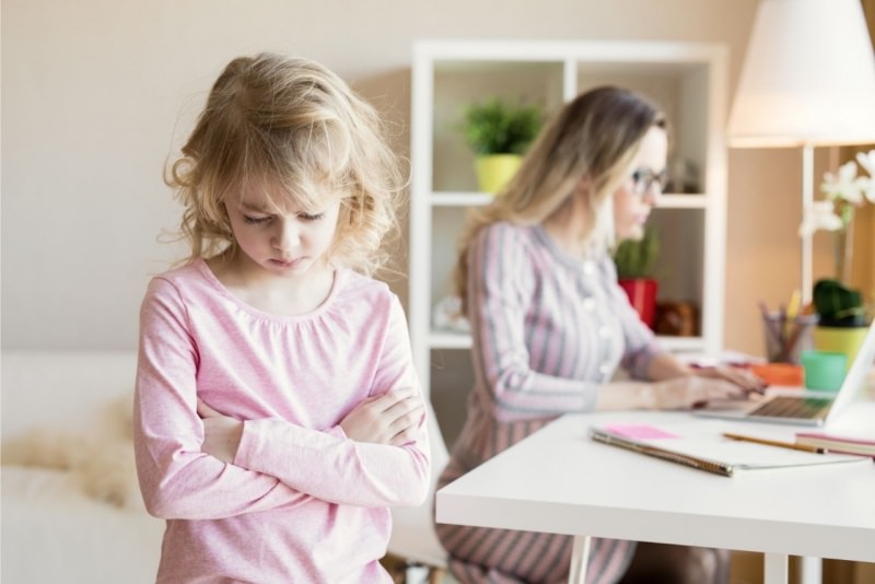 bambina trista broncio mamma lavora laptop sensi di colpa mamme e lavoro