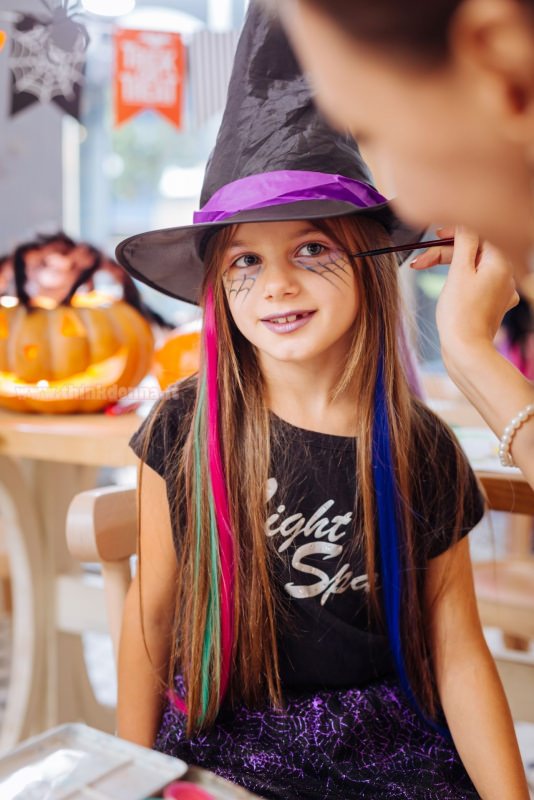 mamma trucca viso figlia bambina trucco halloween strega