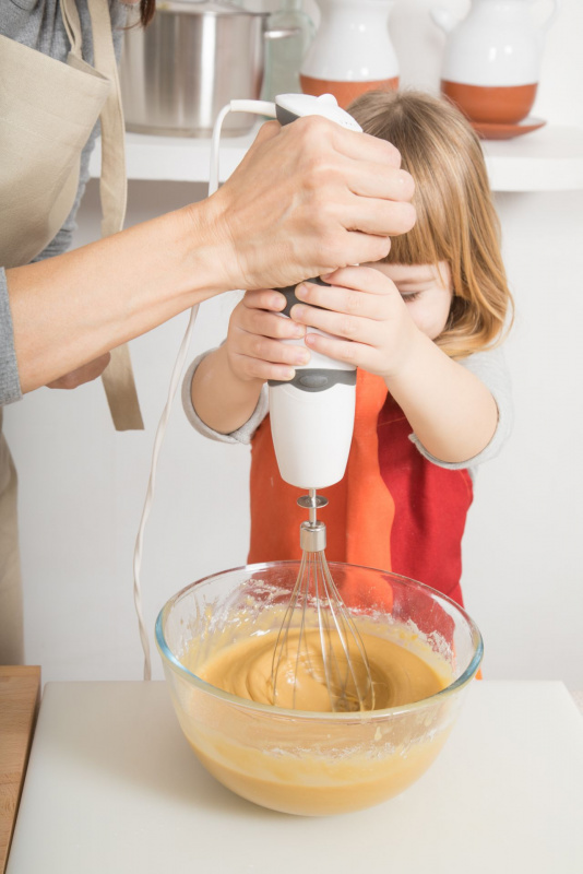 preparare torta con i bambini usare frullatore sbattitore elettrico