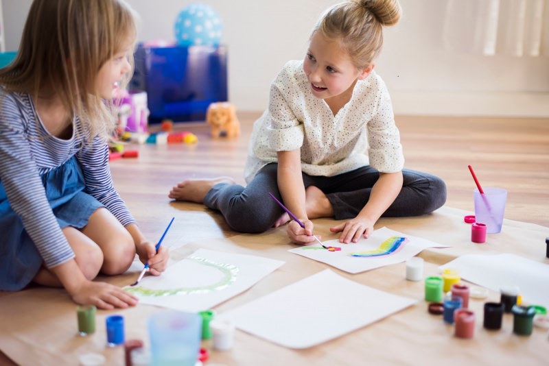 bambine disegnano insieme a casa