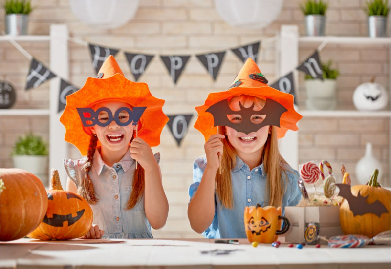 happy halloween festa bambini casa decorazioni zucche zucca jack o'lantern occhiali neri boo