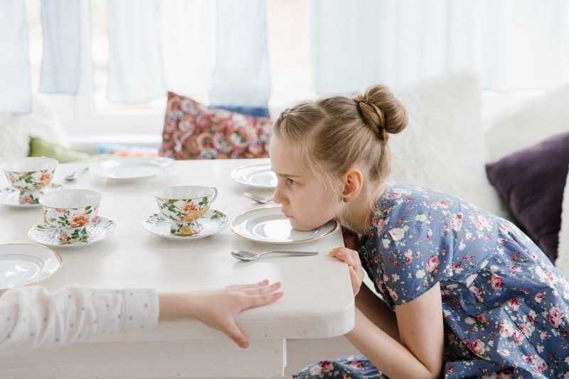 bambini aspettano pranzo Natale