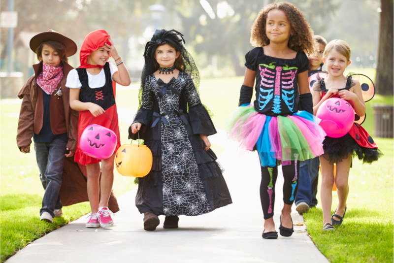 bambini e bambini in giro giorno di Halloween per trick-of-treat 
