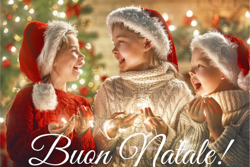 bellissime bambine capelli biondi sorrisi indossano cappello Babbo Natale rosso bianco 