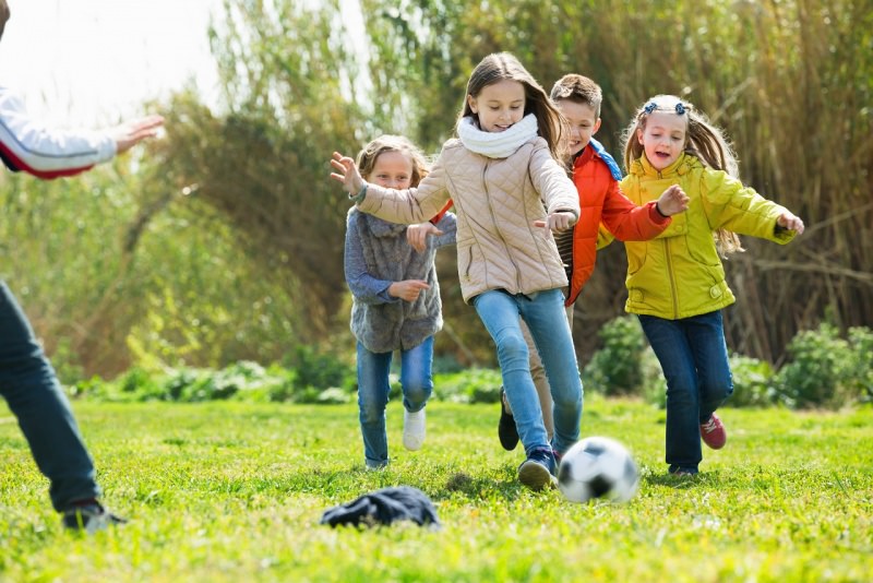 ragazze bambine giocano a pallone inverno sole natura divertimento