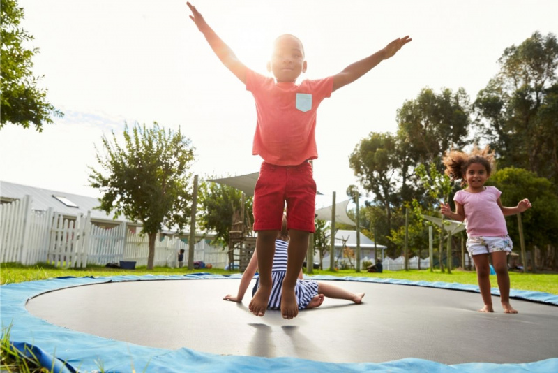 trampolino tappeto elastico interrato giardino bambini