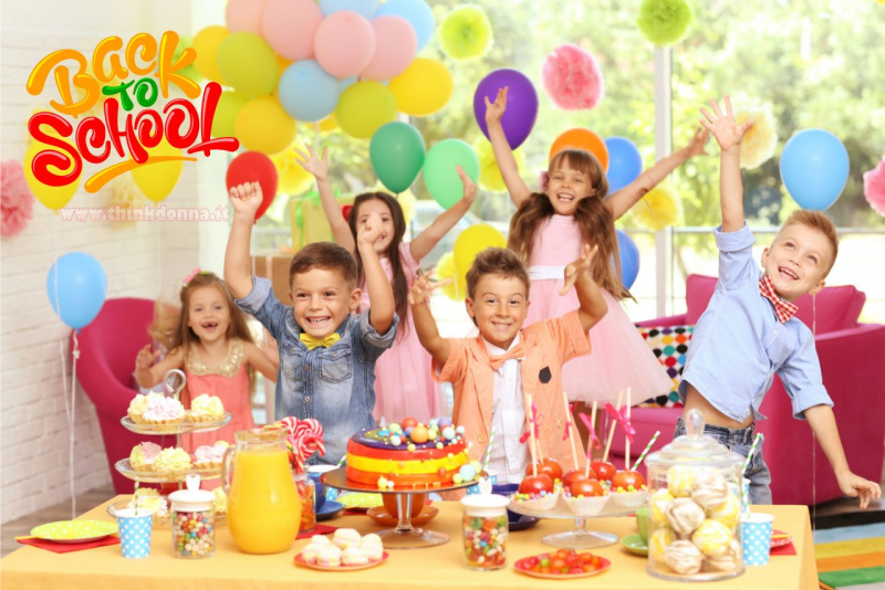 palloncini colorati divertimento festa tavolo dolci torta caraffa succo arancia caramelle bambini bambine scritta back to school