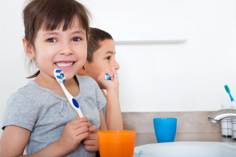 bella bamina piccola sorriso denti spazzolino prevenzione dentale