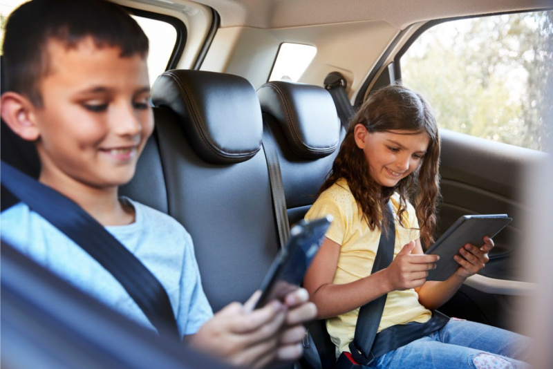viaggiare in auto con bambini renderli impegnati bambino e bambina