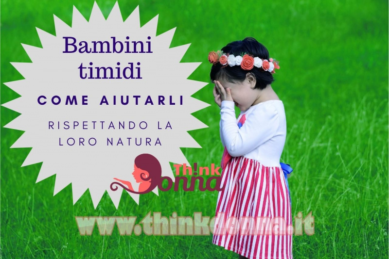 bambina timida su un prato erba verde fiori ghirlanda in testa