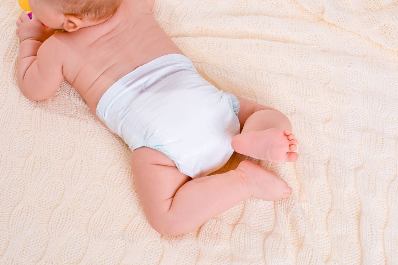 bebè neonato bambina copertina rosa pannolino