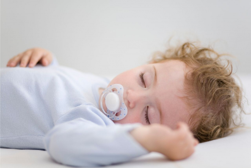 sonno bambino piccolo con ciuccio