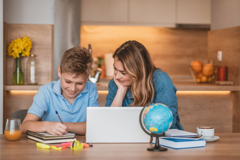 mamma aiuta figlio ragazzo compiti per le vacanze