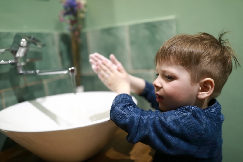 bambino lava le mani in bagno lavabo 