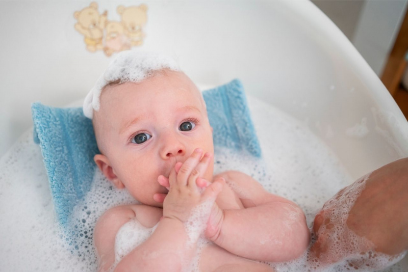 beb in acqua e schiuma per il bagnetto