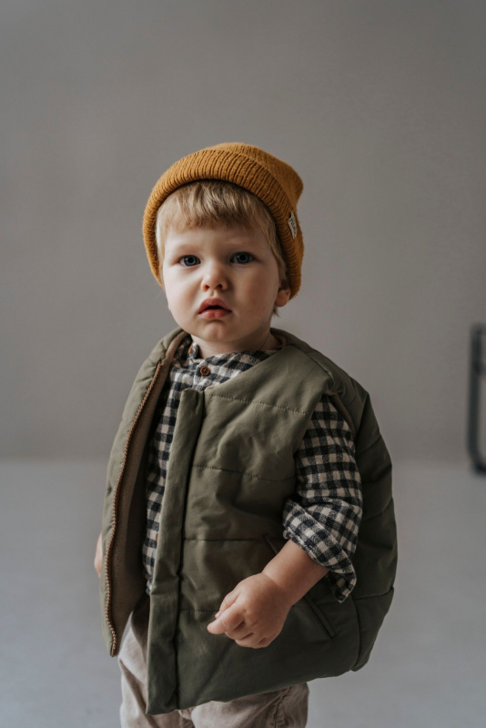 bambino bello capelli biondi gilet imbottito berretto lana camicia quadri