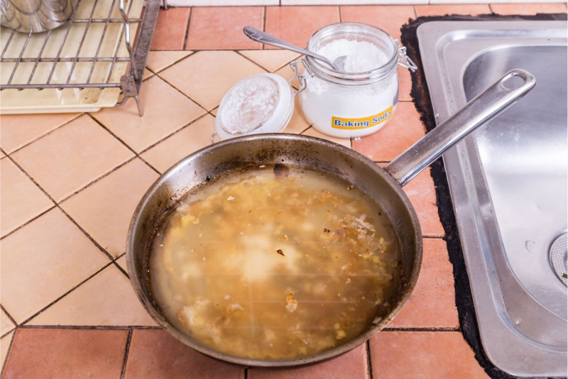 padella incrostata cibo bruciato miscela aceto di vino e bicarbonato di sodio lavello piano cottura cucina