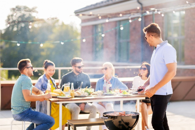 barbecue grigliata all'aperto con amici ghirlanda di luci tavola griglia pesce