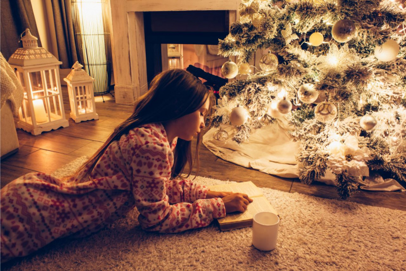 base albero tappeto bianco decorazioni natalizie ragazza parquet