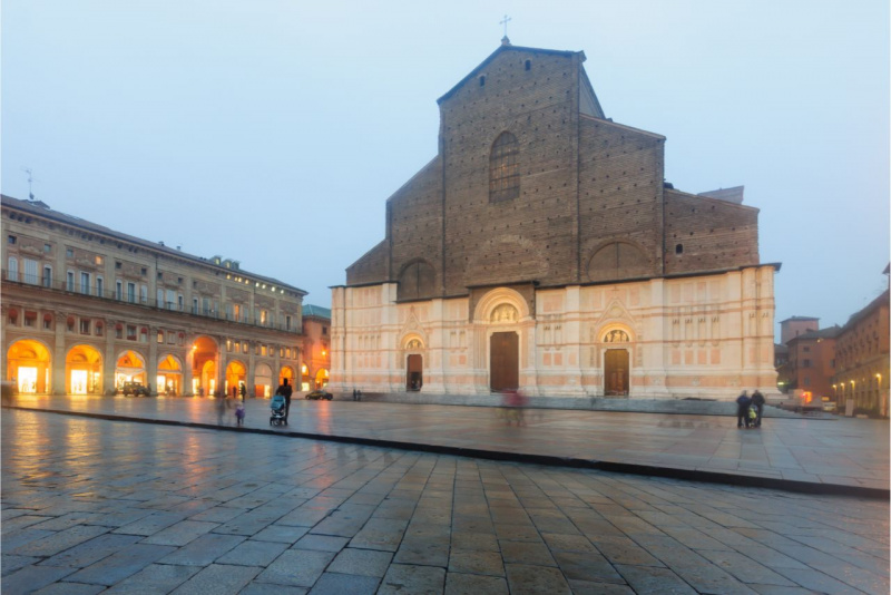 Piazza Maggiore e Basilica di San Petronio Bologna
