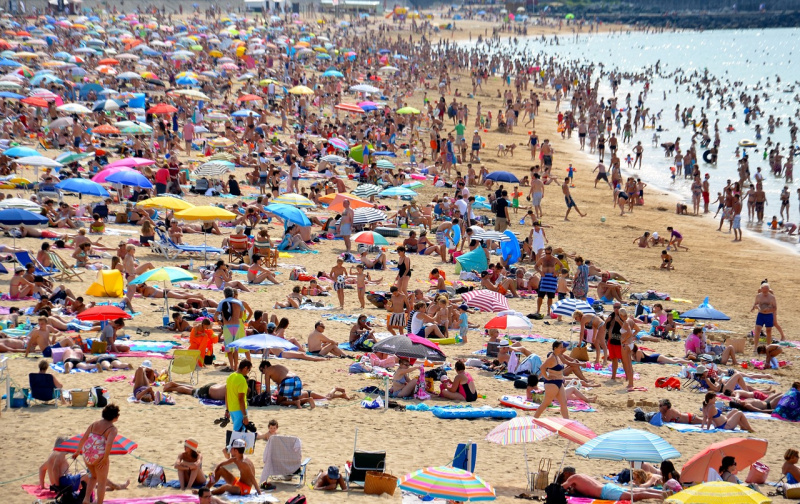 spiaggia mare ombrelloni bagnanti folla estate affollate