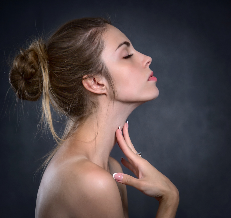 giovane bella donna di profilo collo spalle mani