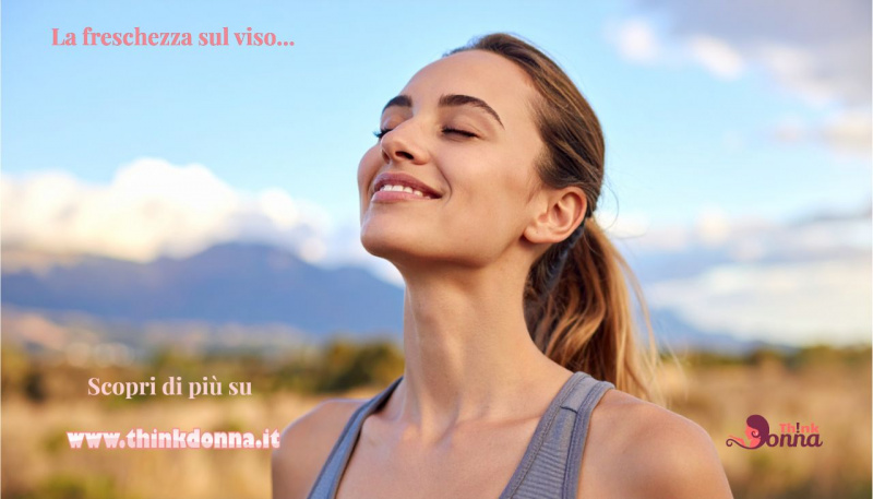 Donna serena all'aperto che si gode il sole primaverile con pelle luminosa e naturale