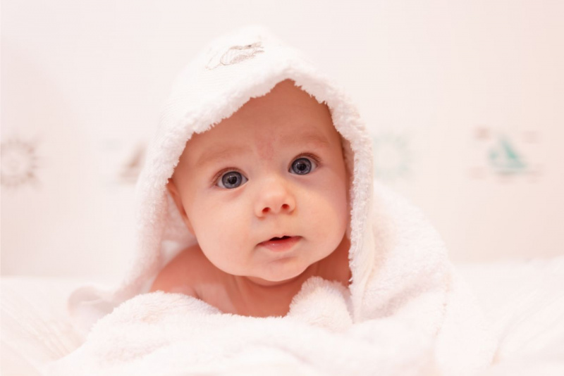 neonato dopo il bagnetto occhi azzurri spugna
