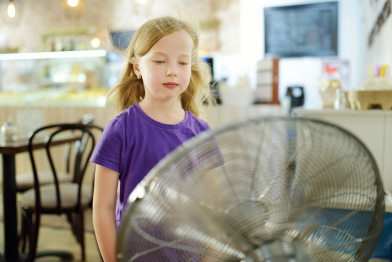 cucina grande caldo calura estate bimba davanti ventilatore a pale rinfrescare