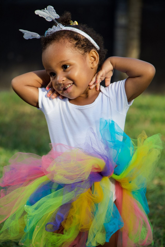 deliziosa bambina con gonna tulle arcobaleno 