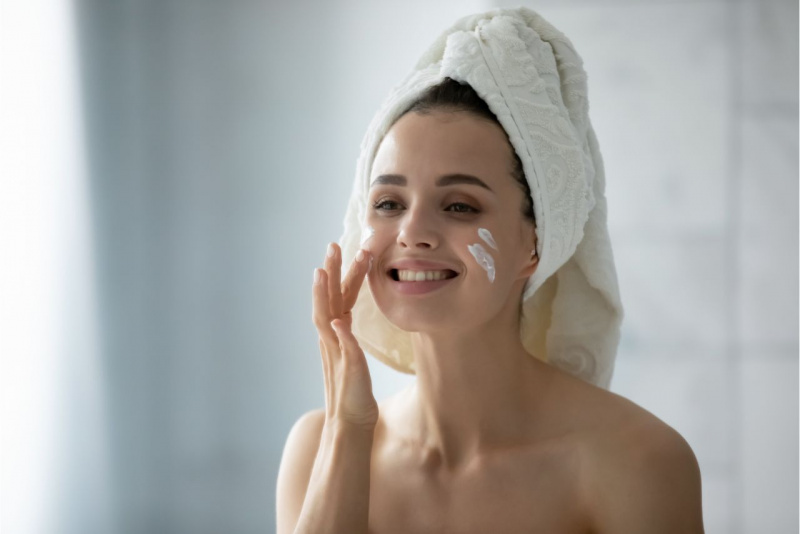 idratare pelle sensibile crema viso donna turbante di spugna