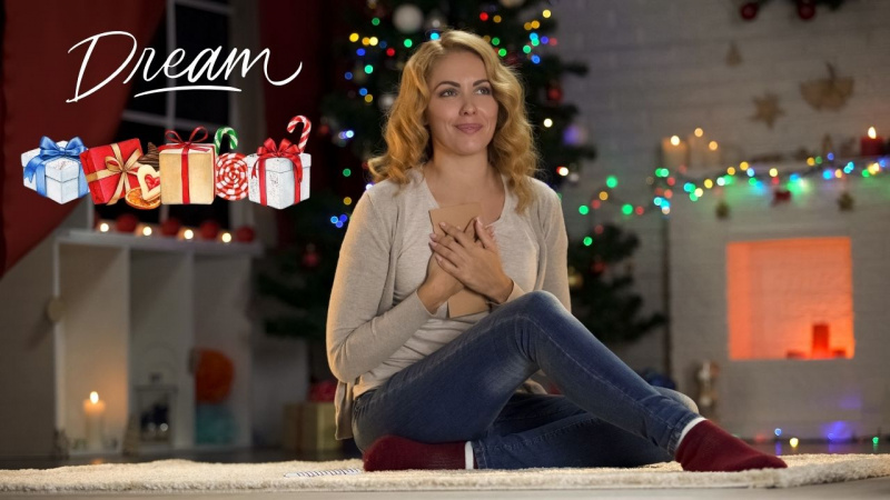 sogni regali natale pacchetti donna seduta tappeto soggiorno atmosfera natalizia