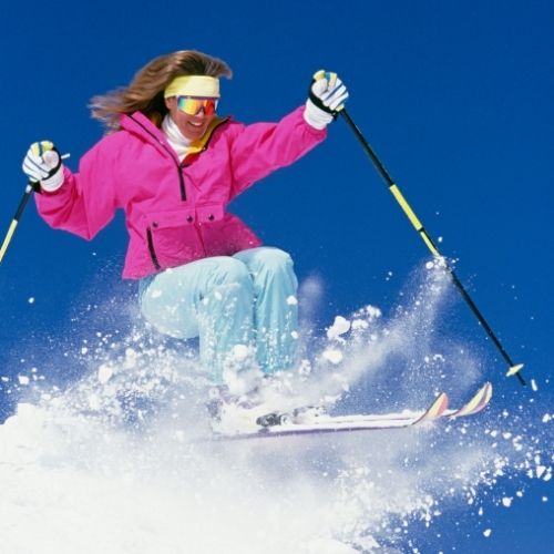 donna sportiva occhiali da sole sportivi sci neve cielo azzurro